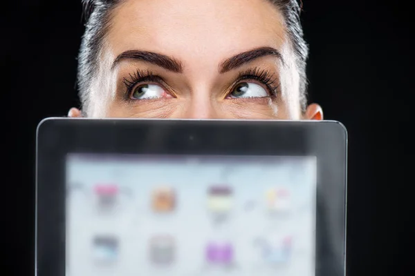 Donna d'affari che mostra tablet digitale — Foto stock