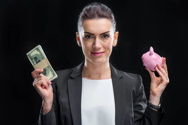 Geschäftsfrau hält Sparschwein — Stockfoto