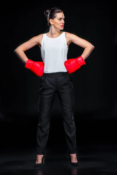 Empresaria en guantes de boxeo - foto de stock