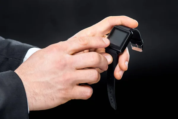 Hombre usando smartwatch - foto de stock