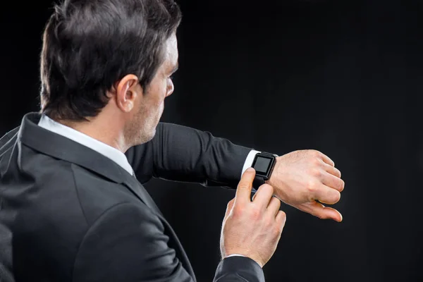 Hombre usando smartwatch - foto de stock