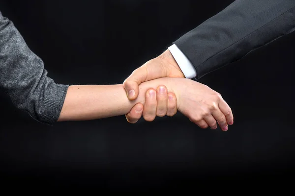 Hombre agarrando la mano de la mujer - foto de stock