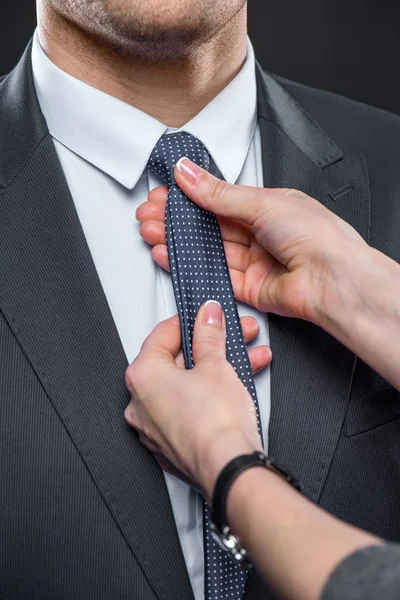 Mujer ajustando corbata de cuello - foto de stock