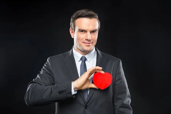 Hombre hoding juguete corazón - foto de stock