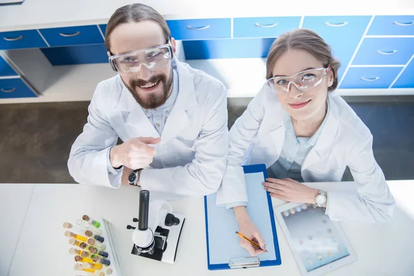 Scienziati che lavorano in laboratorio — Foto stock