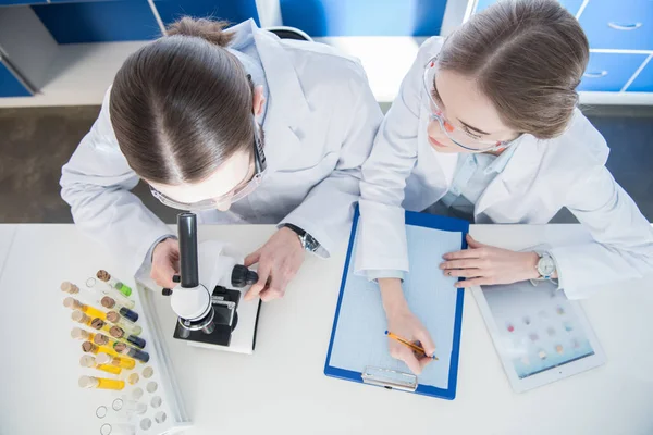 Cientistas que trabalham em laboratório — Fotografia de Stock