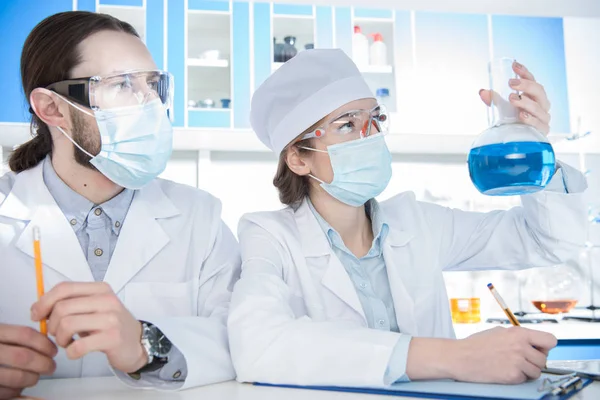 Chemists making experiment — Stock Photo