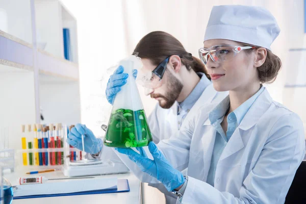 Chemiker machen Experiment — Stockfoto