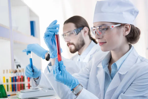 Chemists making experiment — Stock Photo