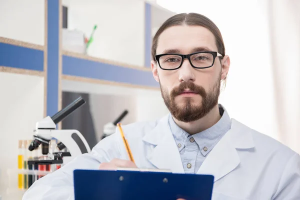 Hombre científico en gafas graduadas - foto de stock