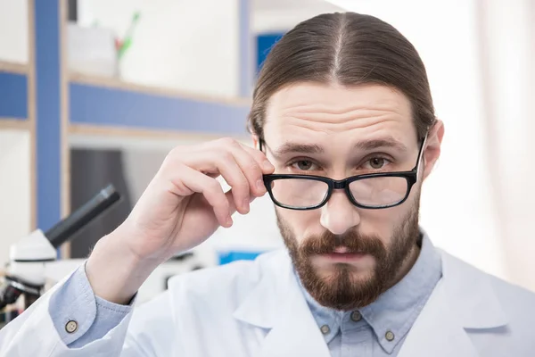 Cientista masculino em óculos — Fotografia de Stock