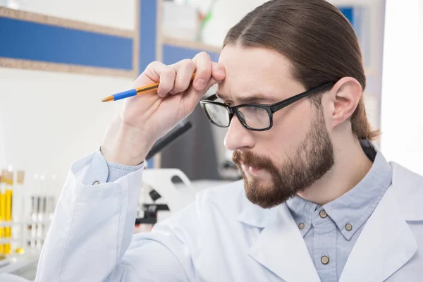 Hombre científico en gafas graduadas - foto de stock