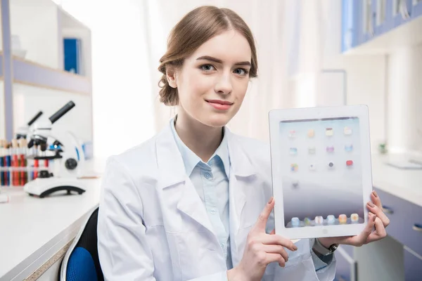 Wissenschaftler mit digitalem Tablet — Stockfoto