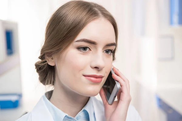 Científico hablando en smartphone - foto de stock