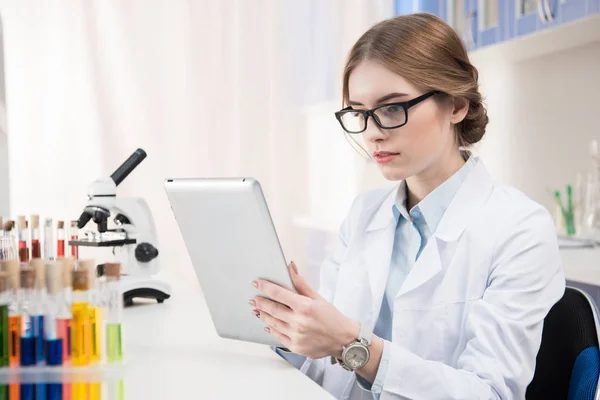 Scienziato utilizzando tablet digitale — Foto stock