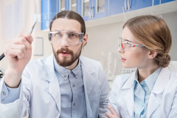 Two scientists at work — Stock Photo