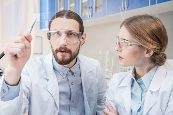 Dois cientistas a trabalhar — Fotografia de Stock