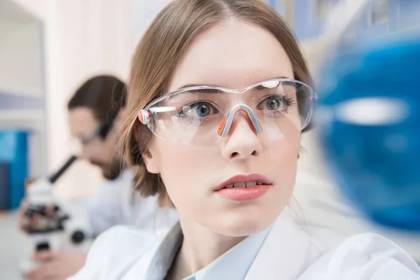 Cientista feminina atraente — Fotografia de Stock