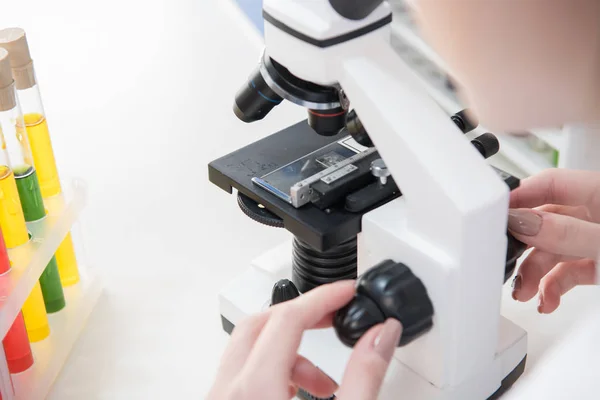 Científico trabajando con microscopio - foto de stock