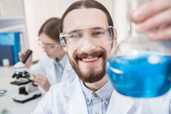 Wissenschaftler im Besitz chemischer Reagenzien — Stockfoto