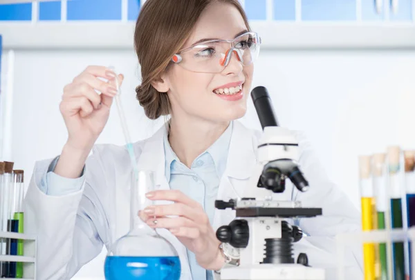 Scientist making experiment — Stock Photo