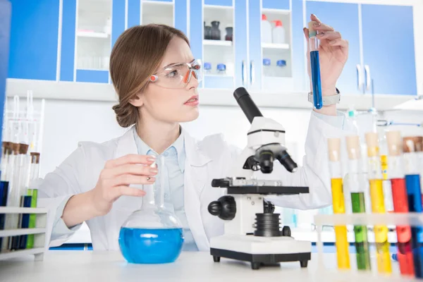 Scientist making experiment — Stock Photo