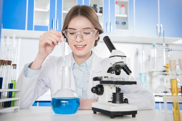 Scientist making experiment — Stock Photo