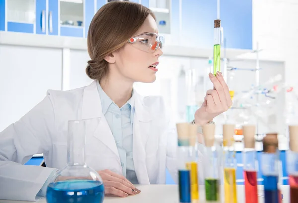 Cientista segurando tubo de ensaio — Fotografia de Stock