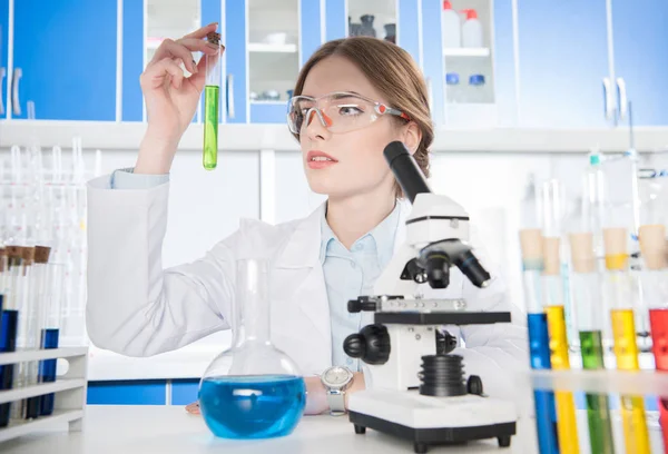 Scientifique tenant une éprouvette — Photo de stock