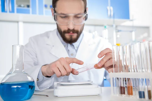 Scientist making experiment — Stock Photo