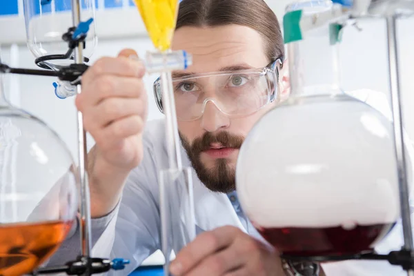 Científico haciendo experimento - foto de stock