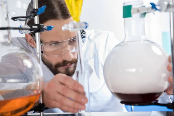 Scientist making experiment — Stock Photo