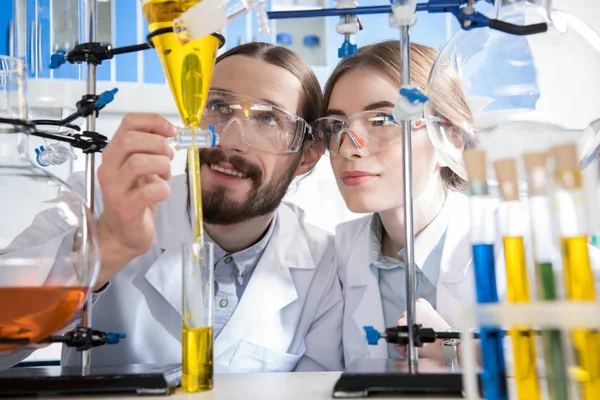 Scientists making experiment — Stock Photo