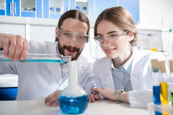 Scientists making experiment — Stock Photo