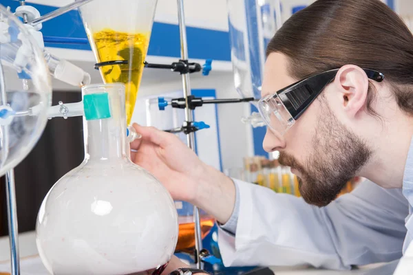 Scientist making experiment — Stock Photo