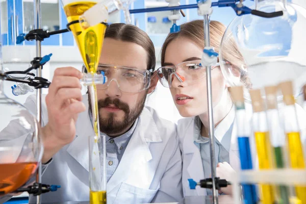 Científicos haciendo experimentos - foto de stock