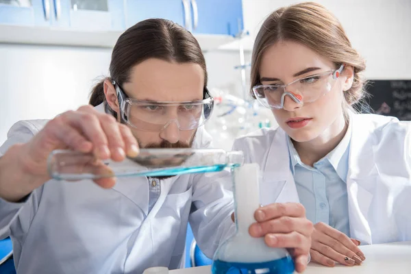 Scientists making experiment — Stock Photo