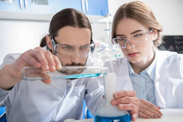 Scienziati che fanno esperimenti — Foto stock