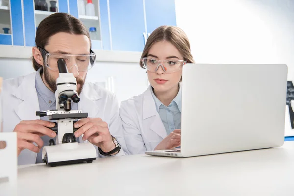 Due scienziati che lavorano — Foto stock