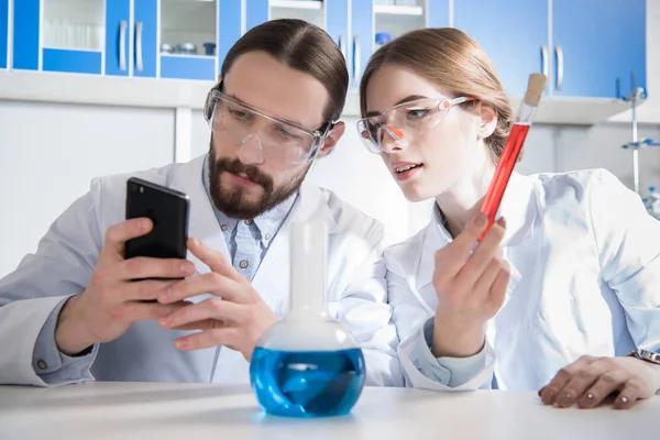 Two scientists working — Stock Photo