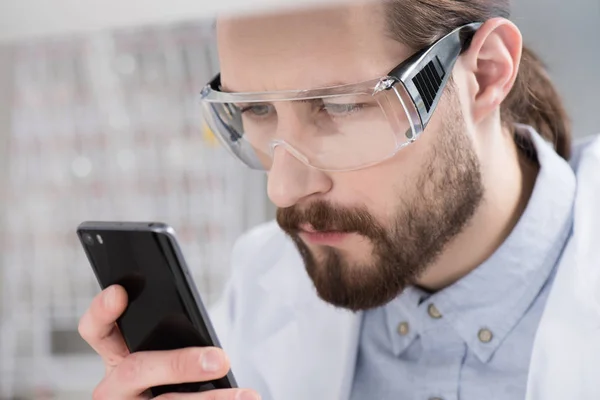 Homem usando smartphone — Fotografia de Stock