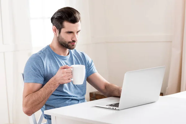 Hombre usando ordenador portátil - foto de stock