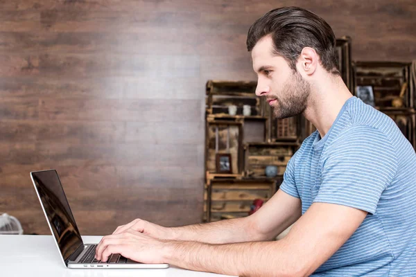 Uomo utilizzando il computer portatile — Foto stock