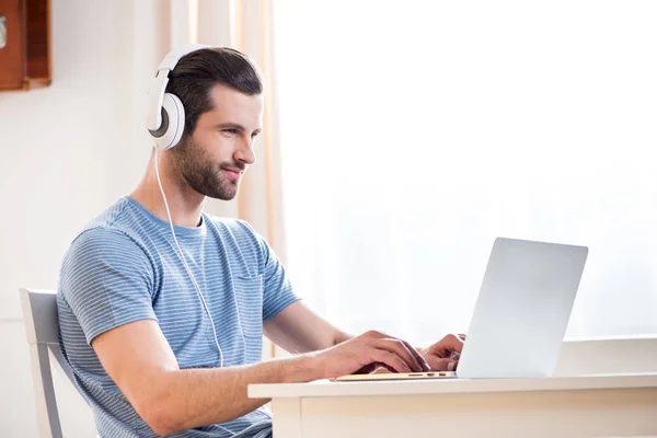 Homem usando laptop — Fotografia de Stock