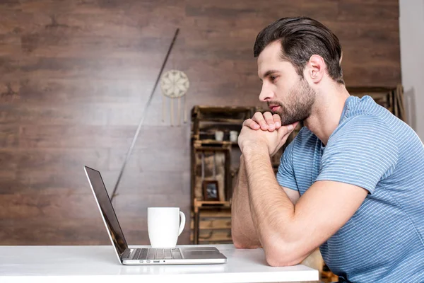 Hombre usando ordenador portátil - foto de stock