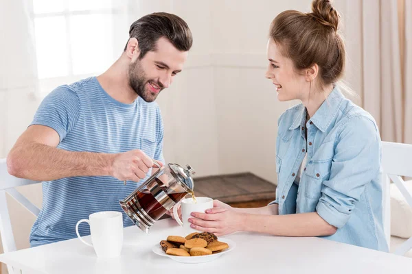 Casal beber chá — Fotografia de Stock