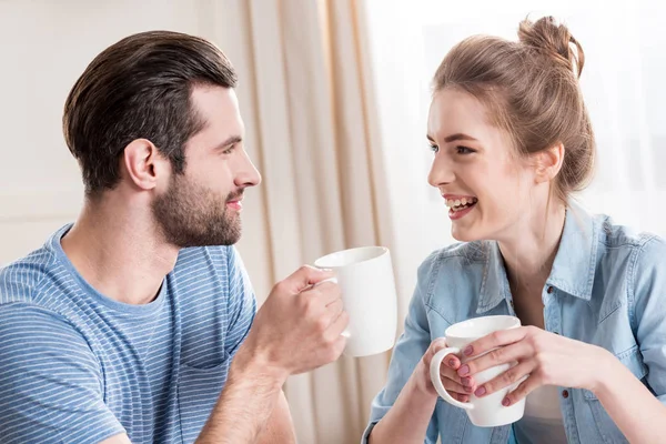 Paar trinkt Tee — Stockfoto