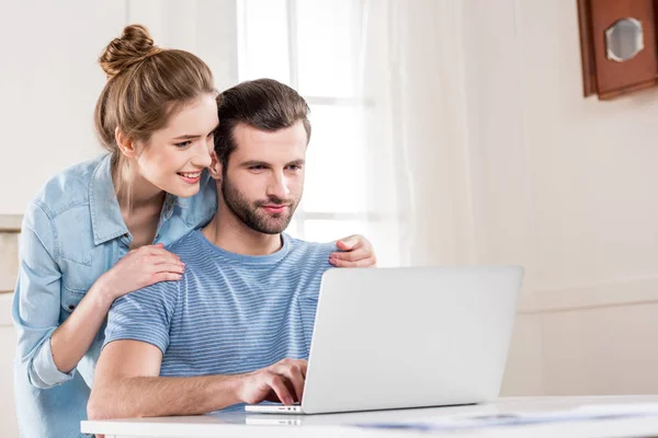 Couple utilisant un ordinateur portable — Photo de stock