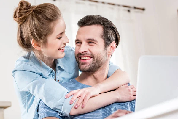 Couple utilisant un ordinateur portable — Photo de stock