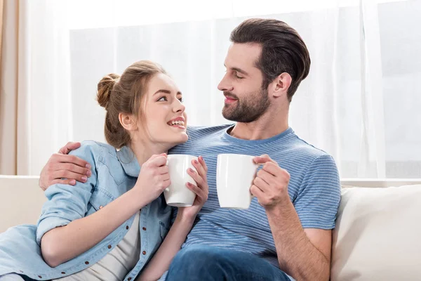 Casal beber chá — Fotografia de Stock